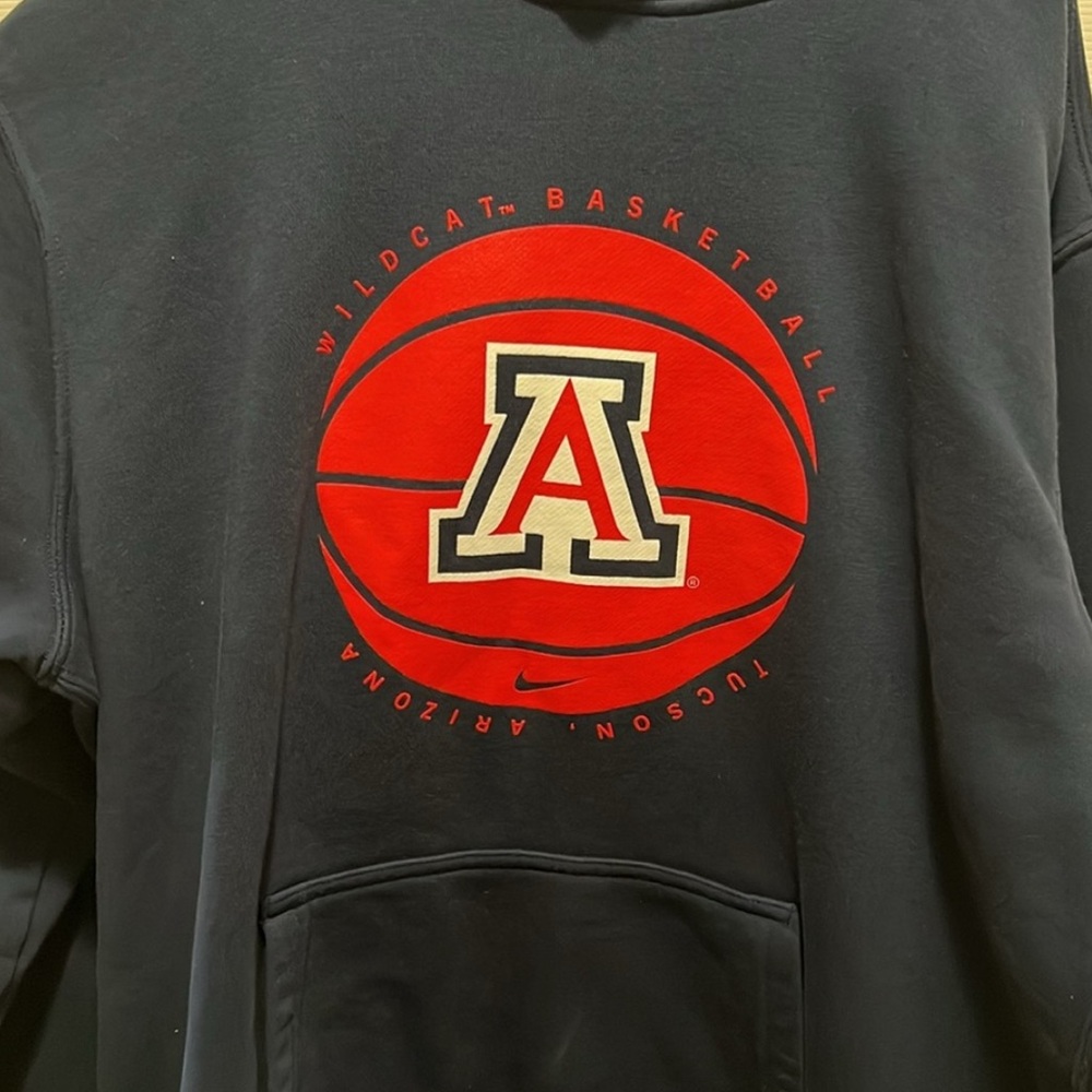 University Of, Arizona Wildcats Basketball, men’s medium hoodie/ sweatsh…